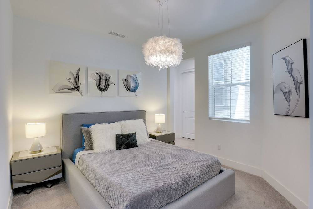 2 Mi to Fantasy Springs Casino: Lakefront Retreat!