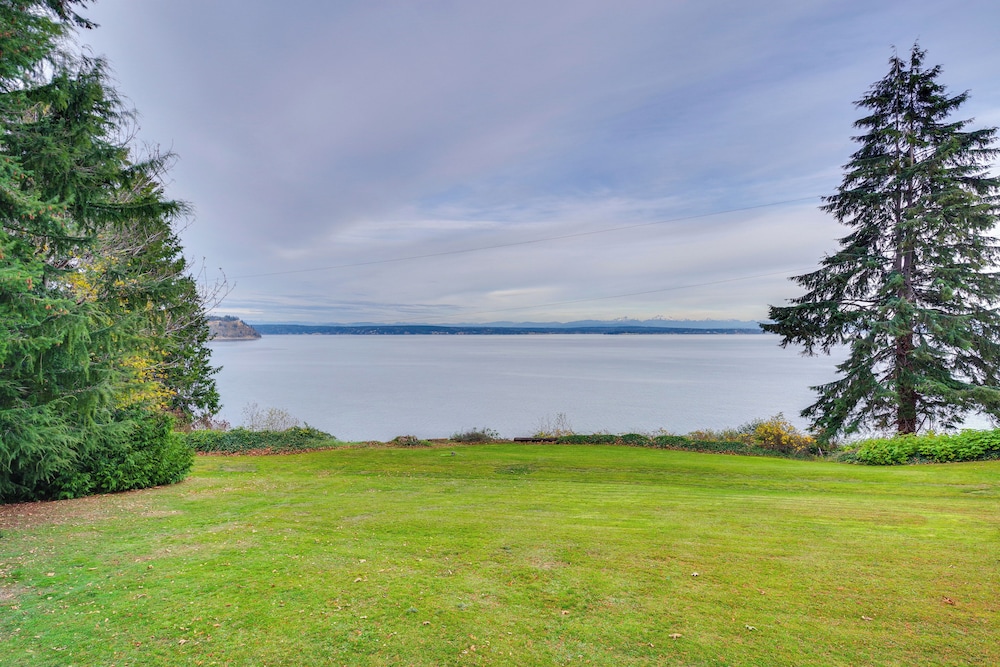 1/4 Mi to Beach: Family Home w/ Spacious Deck!
