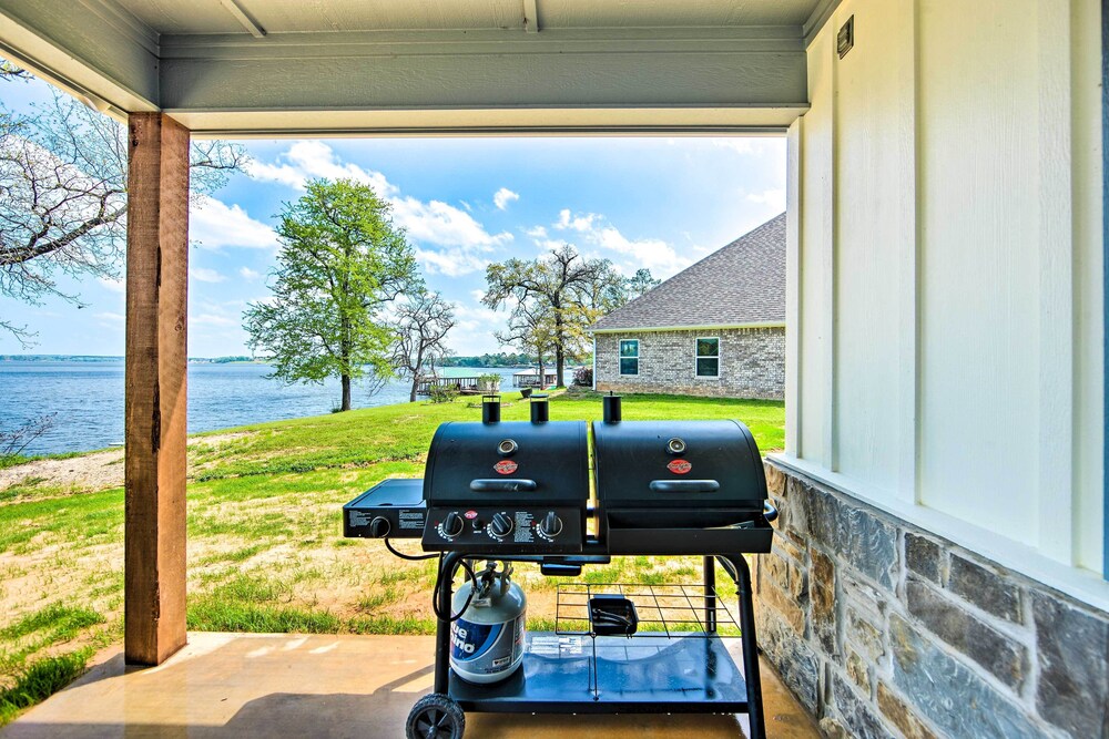 Lake Palestine Vacation Rental - Steps to Water!