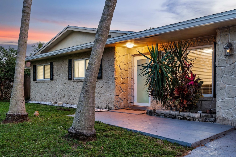 4BR With Private Pool and Game Room - Prime Location