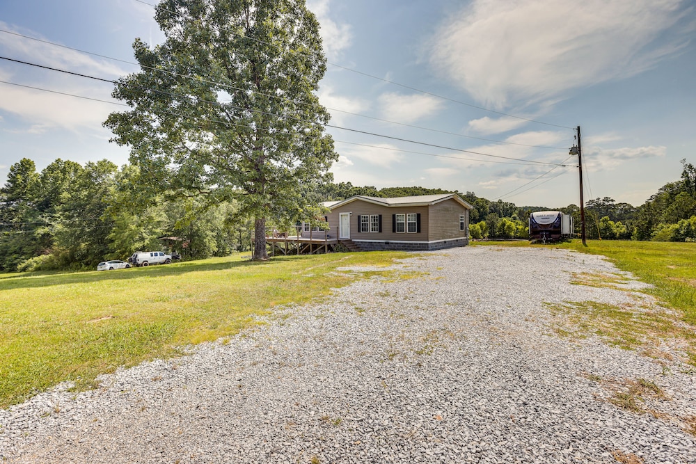 Jacksonville Home w/ Deck - 30 Mi to Talladega! view 2