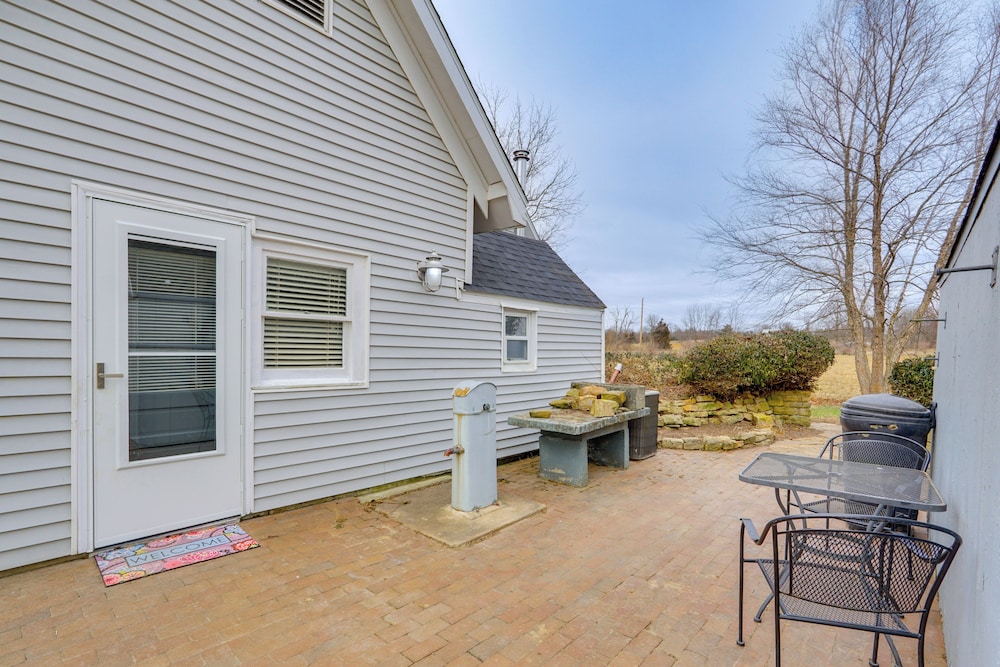 100-year-old Farmhouse in Fulton: 6 Mi to Town!