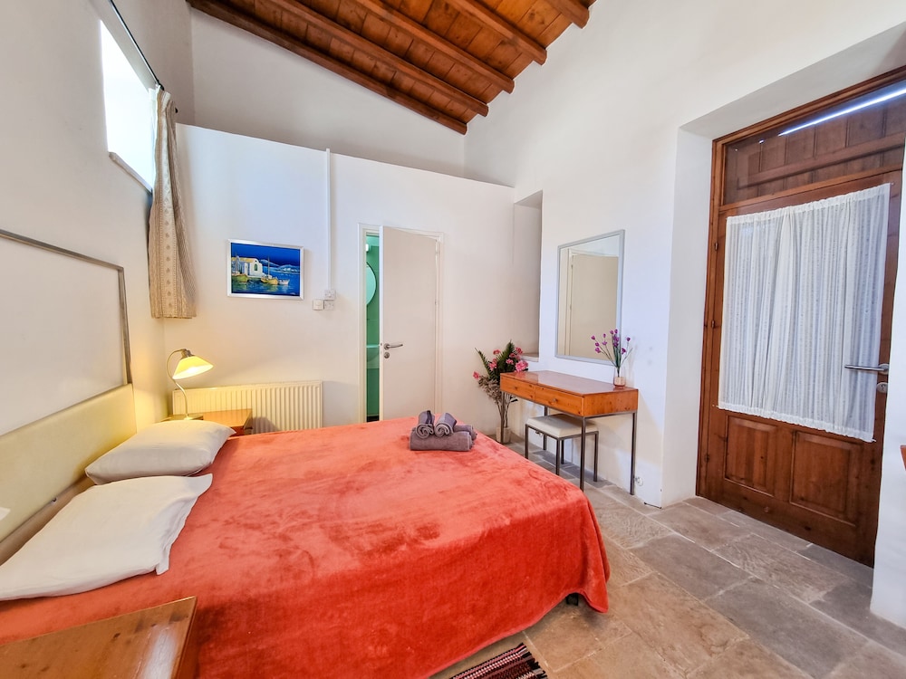 Skarinou Village Poolside Escape Studio