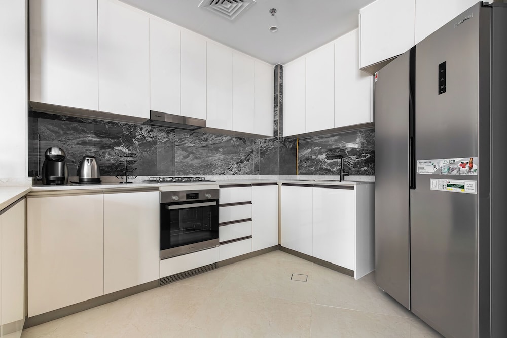 SIMPLY COMFORT Skyline Apts at Nobles Tower with Luxury Burj View