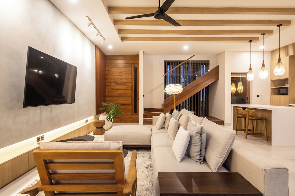 Elegant 3BR Escape Canggu AC 5min Shore