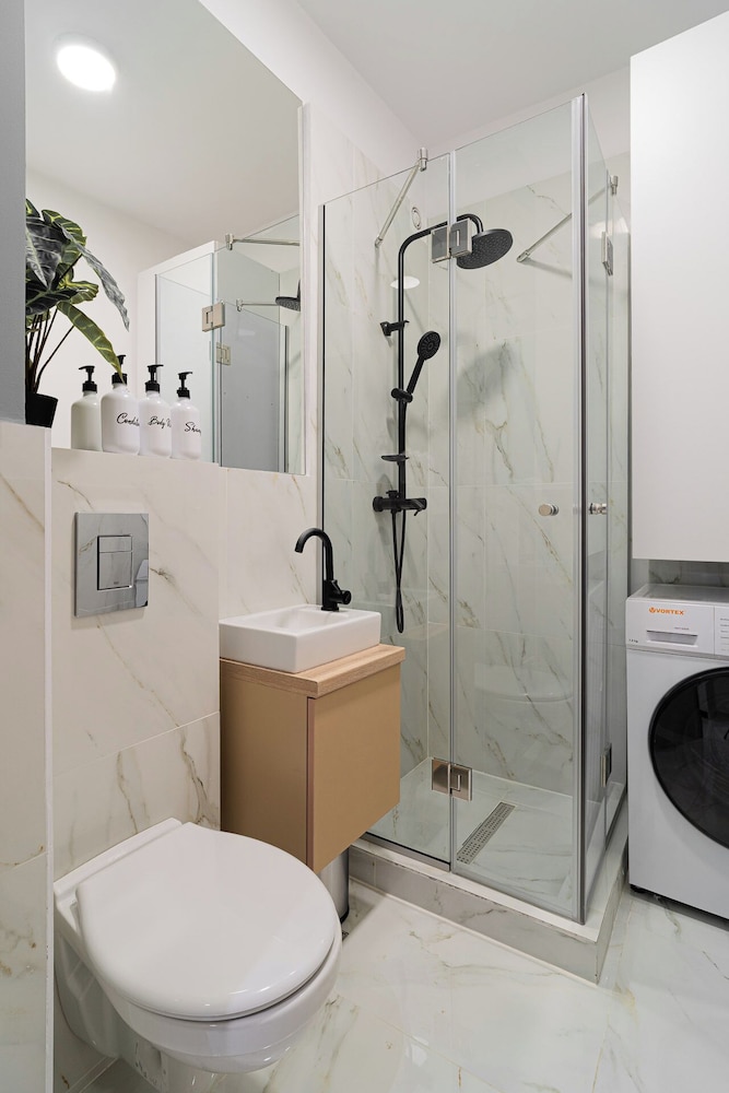 Cismigiu Park Studio - Fresh & Serene Flat with Light-Filled Interiors