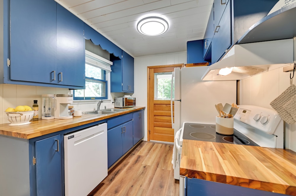 Waterfront Deck! Chic Lower Scott Lake Cottage