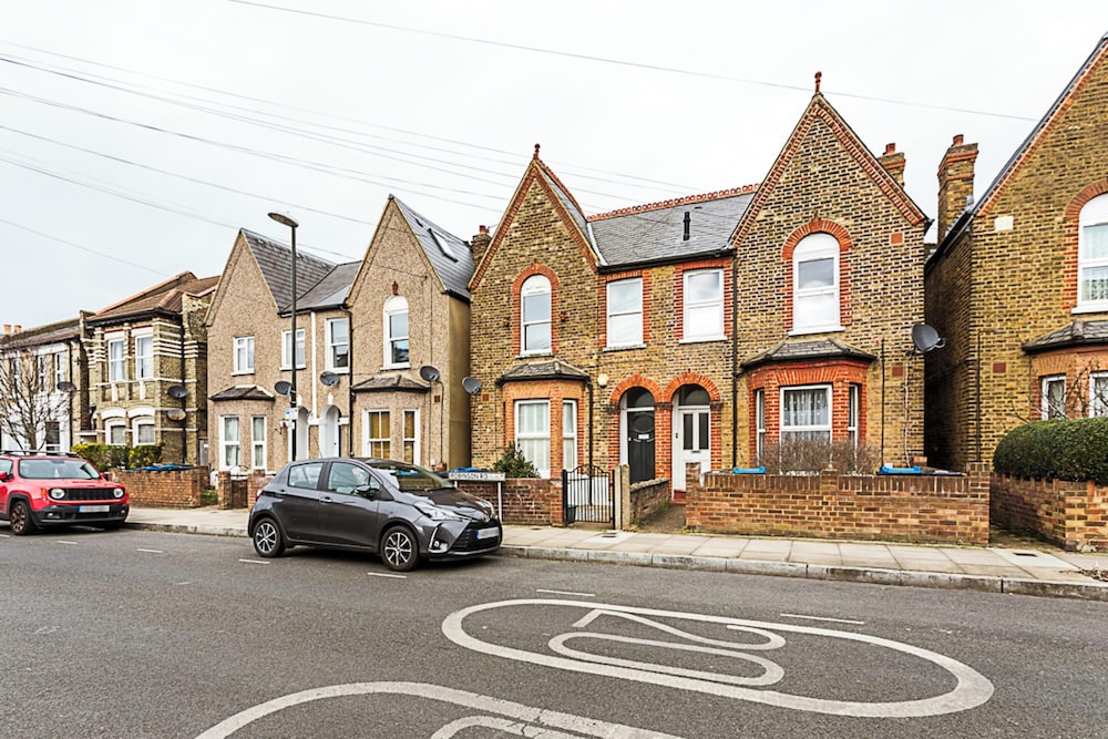 Modern and Spacious Colliers Wood Home