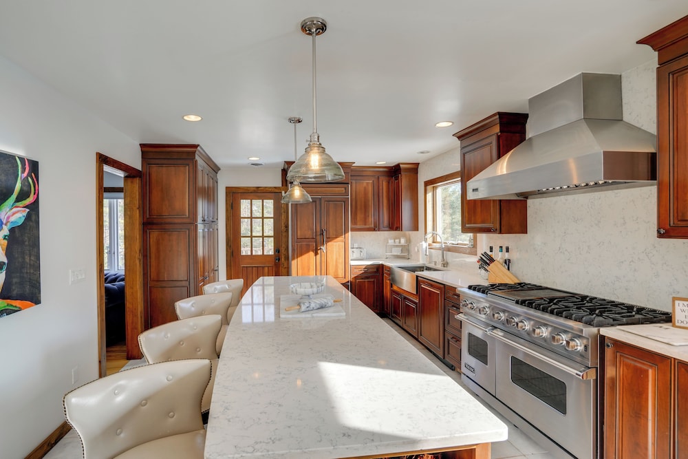 3 Mi to Colgate Lake: Mtn-view Home, Deck + Grill!