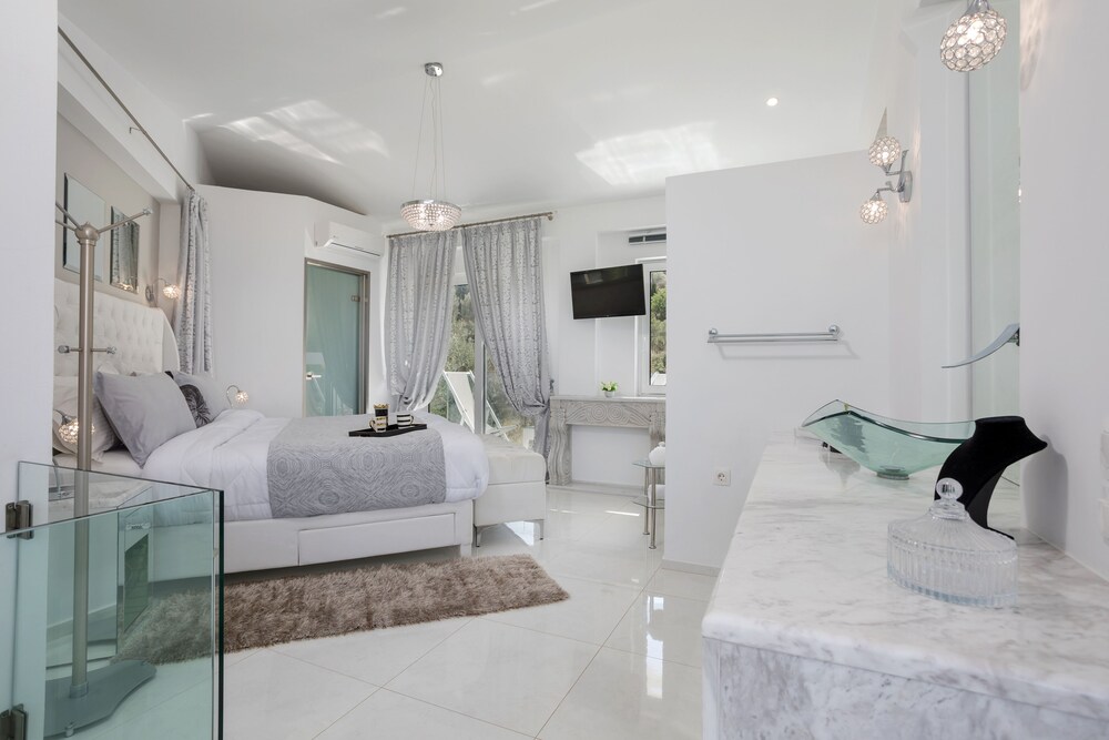 Dion Villa - Pool & Jacuzzi - Sleeps 4 - Zakynthos view 3