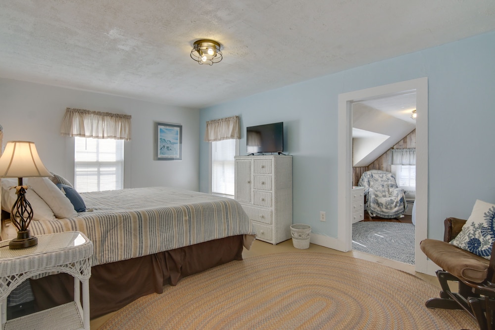 Chincoteague Home w/ Pool - Walkable Location!