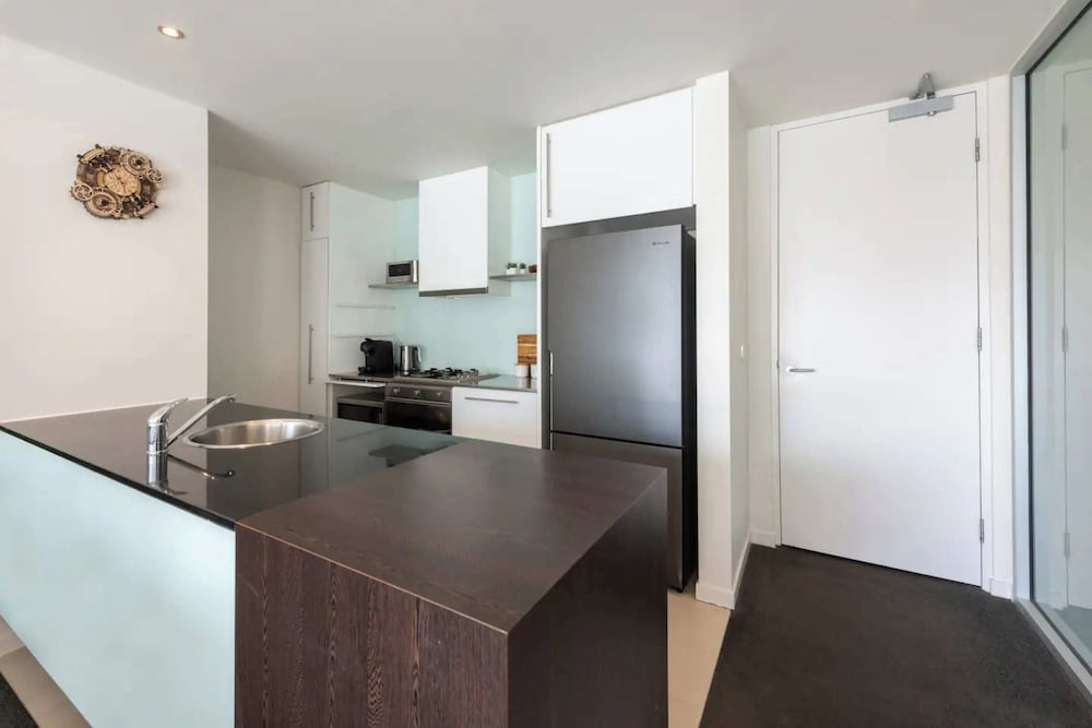 Central 2BR in Prime Carlton Location w/ Parking!