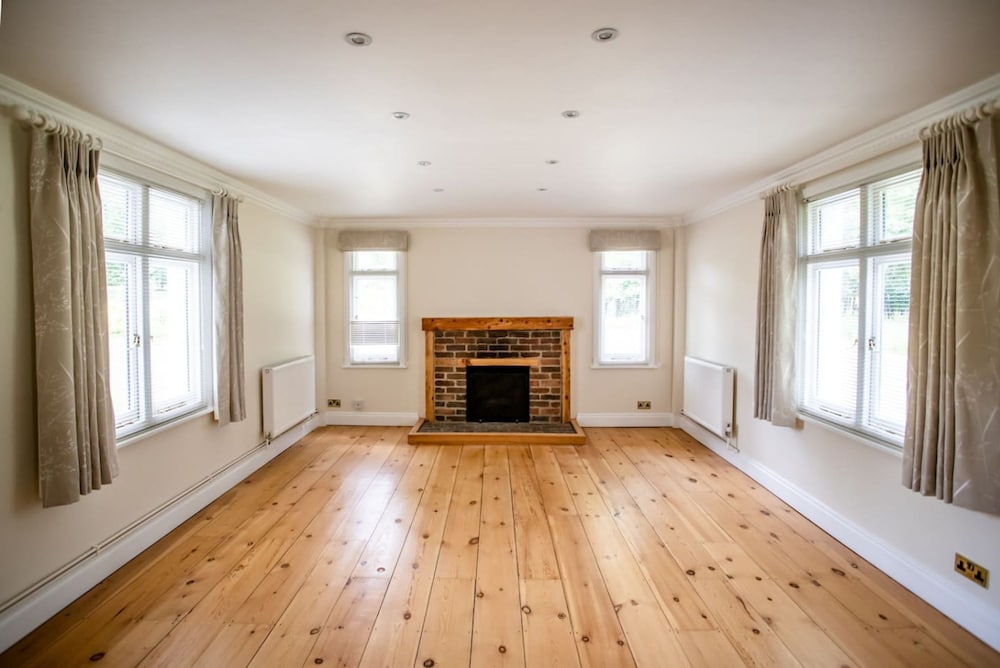 Benhams Country Cottage - From 250 Per Night