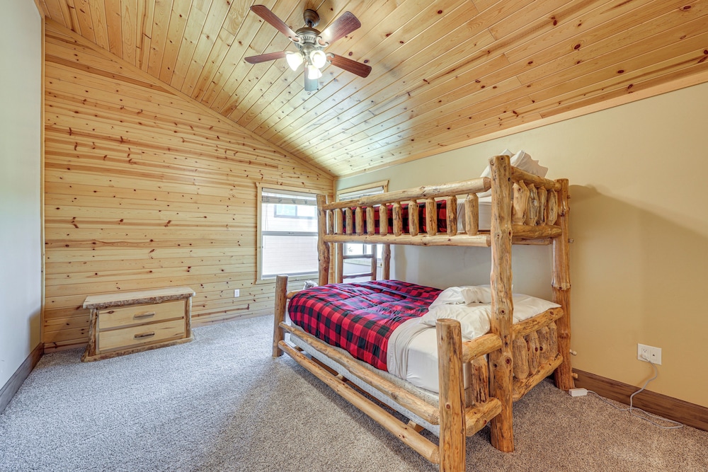 Walkable Big Bear Lake Home w/ Private Hot Tub!