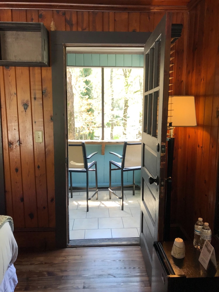 The Riverside Lodge at Chimney Rock