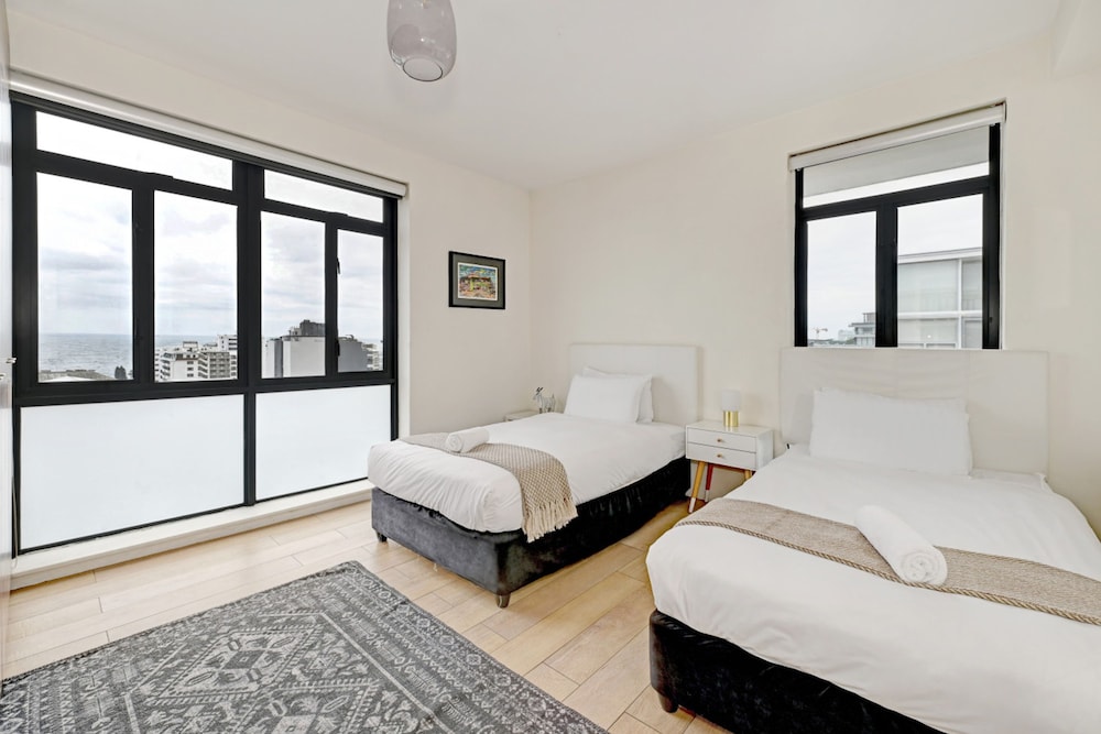 2 Bed Bantry Bay City and Sea View 100m to Beach