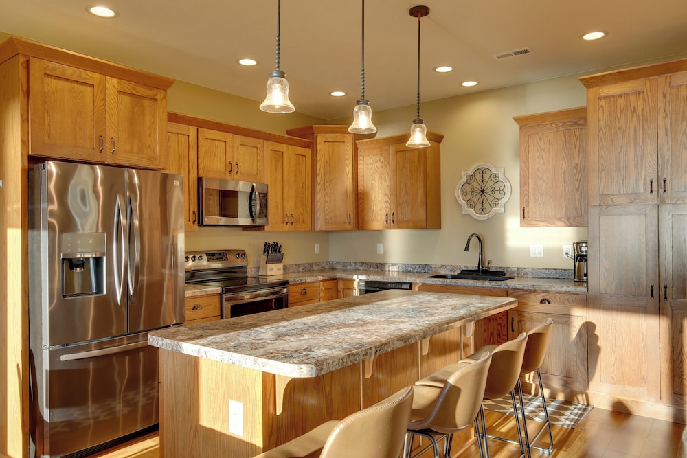 Game Room + Views: Family Retreat on Silver Lake