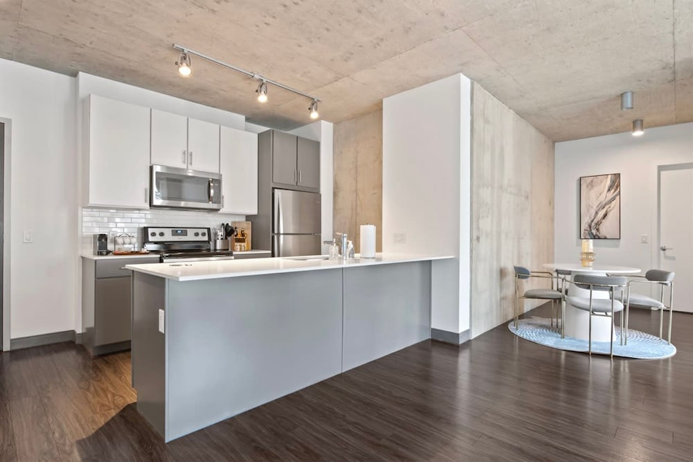 Urban Retreat 2BR City Views Near Shops