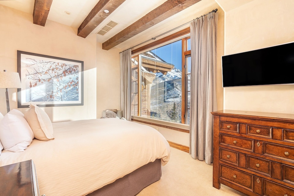 See Forever 129 4 Bedroom Condo by RedAwning view 2