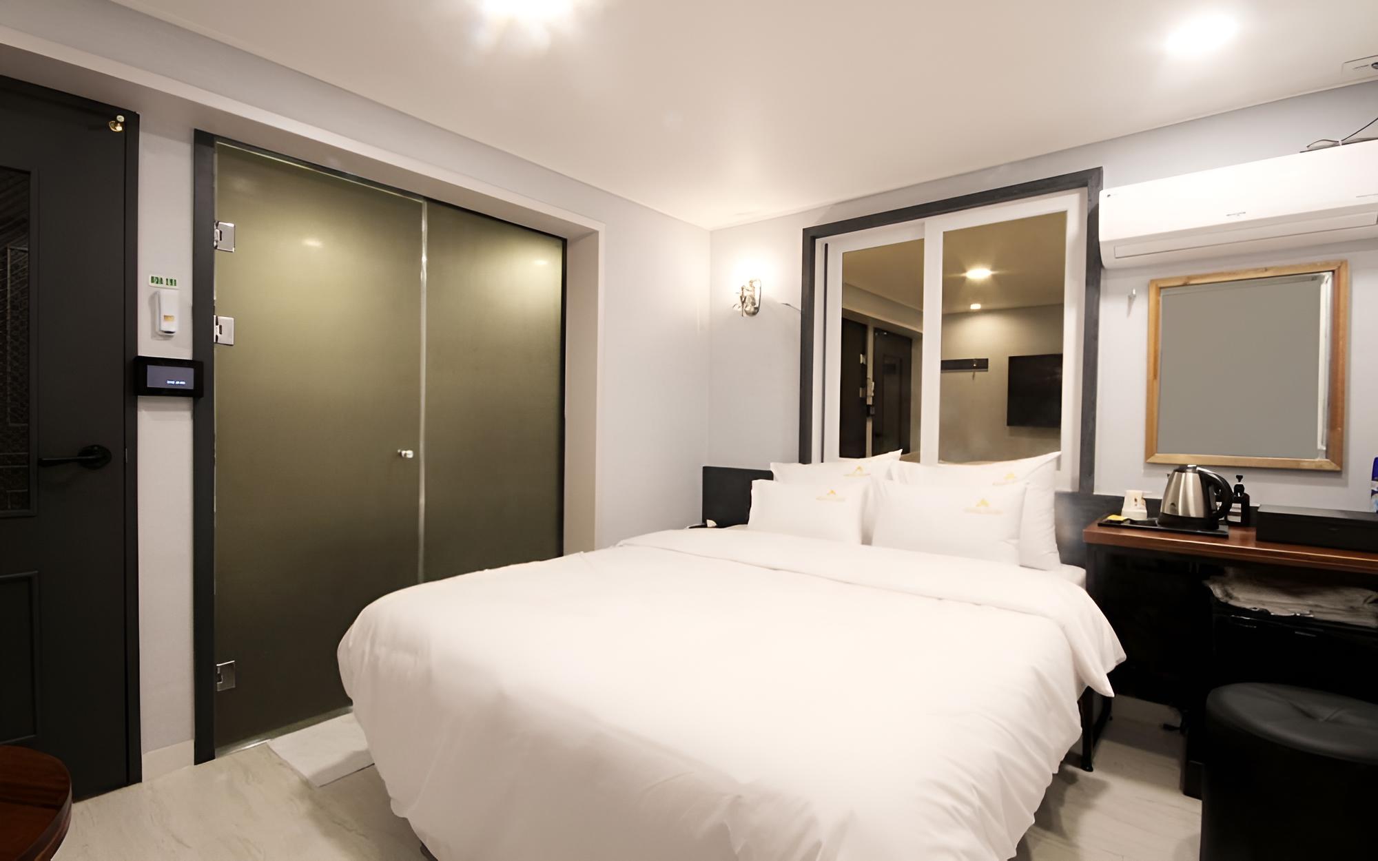 Louis Hotel Busan Beomildong