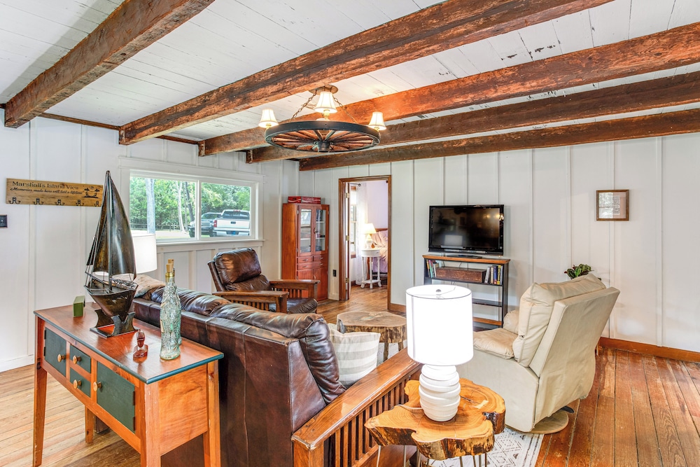Lake Wateree Retreat: Dock & Screened Porch!