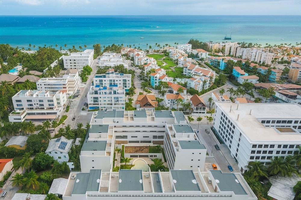 Chic 2BR Stay w Terrace Picuzzi 5 Min to Beach