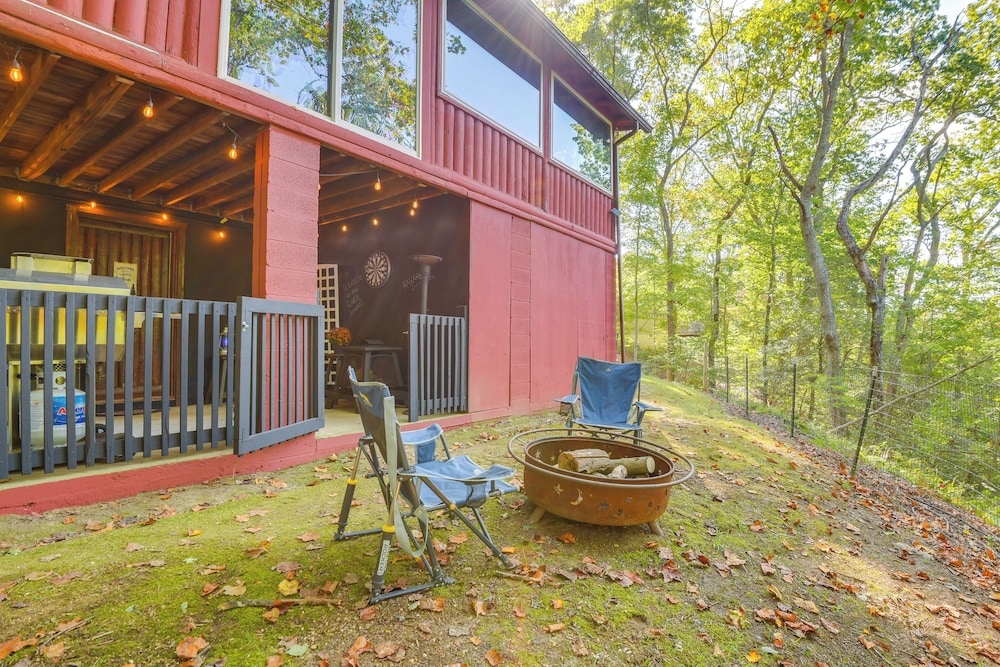 Lakefront Log Cabin Retreat w/ Hot tub + Kayaks!