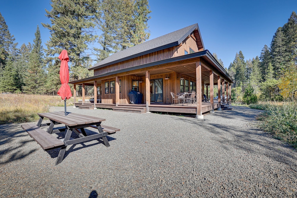Cozy Cabin Nestled at the Base of Tamarack Resort! view 2