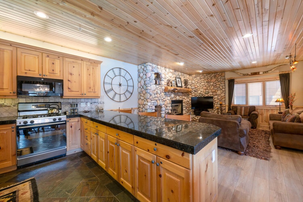 Timberwolf Lodge 2A by Lespri Management view 3