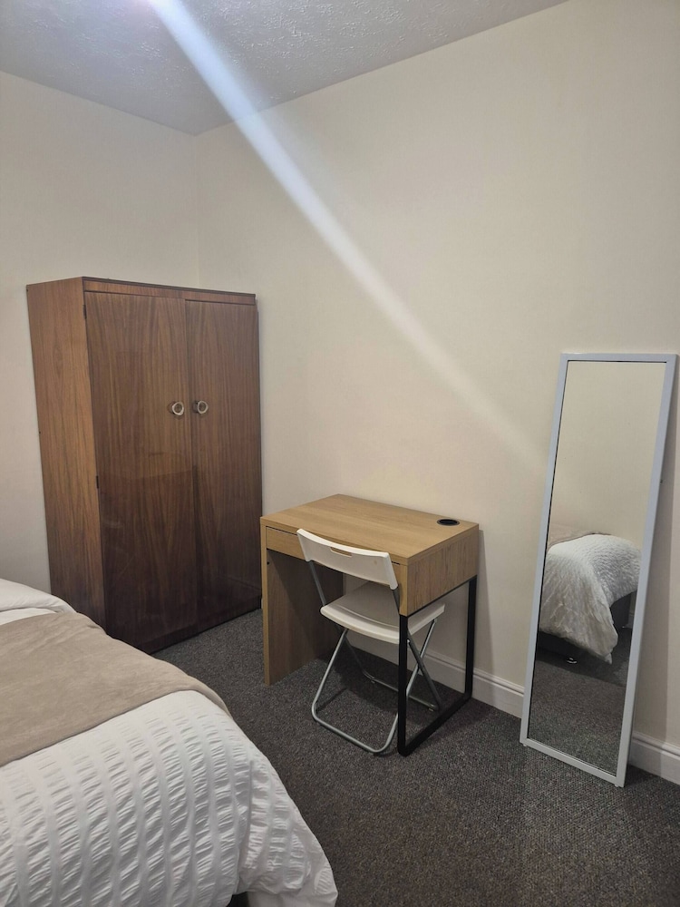 Spacious Large 4BR Home Train Station University