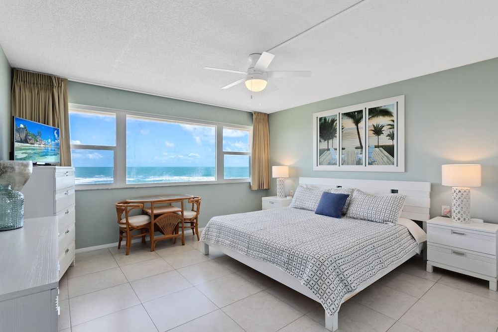 Paradise Beach Club by Happy Palm Stays
