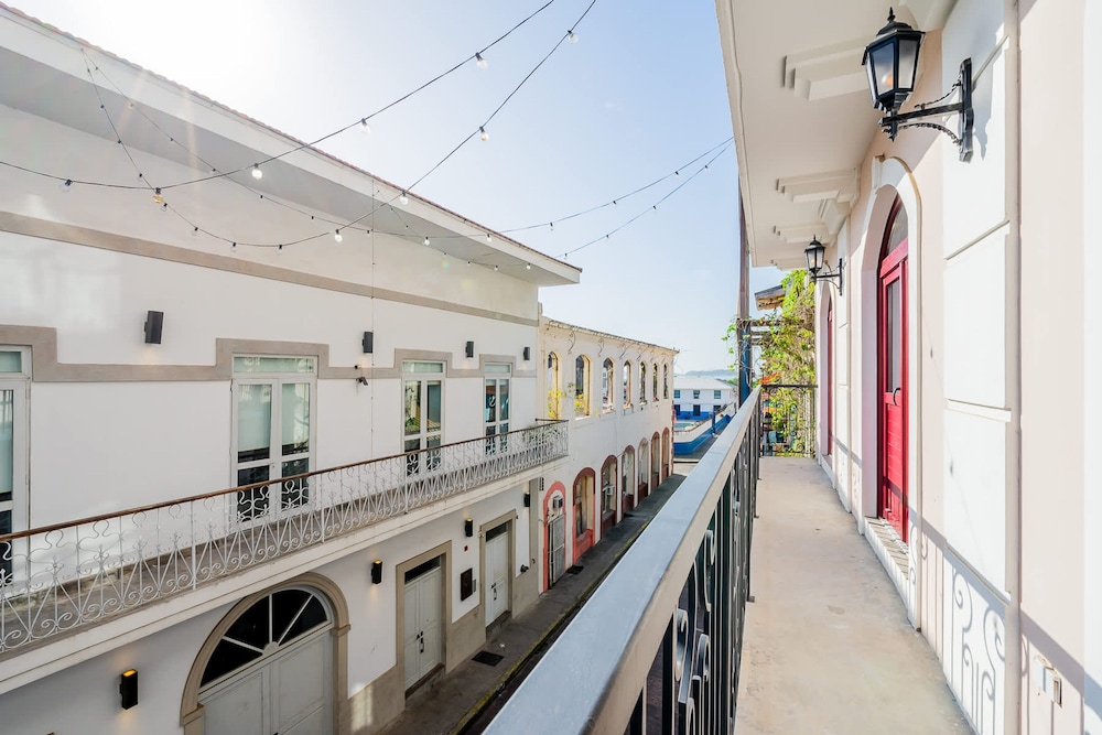 w Beautiful 2BR w Balcony in Casco Viejo