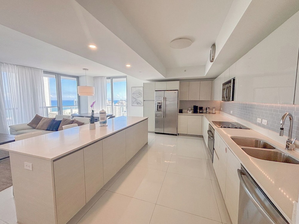 Luxury 3-BR Apartment with Stunning City