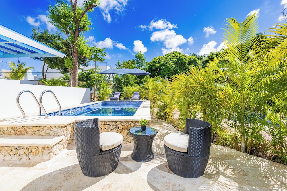 3-BR Villa with Pool & Rooftop Jacuzzi