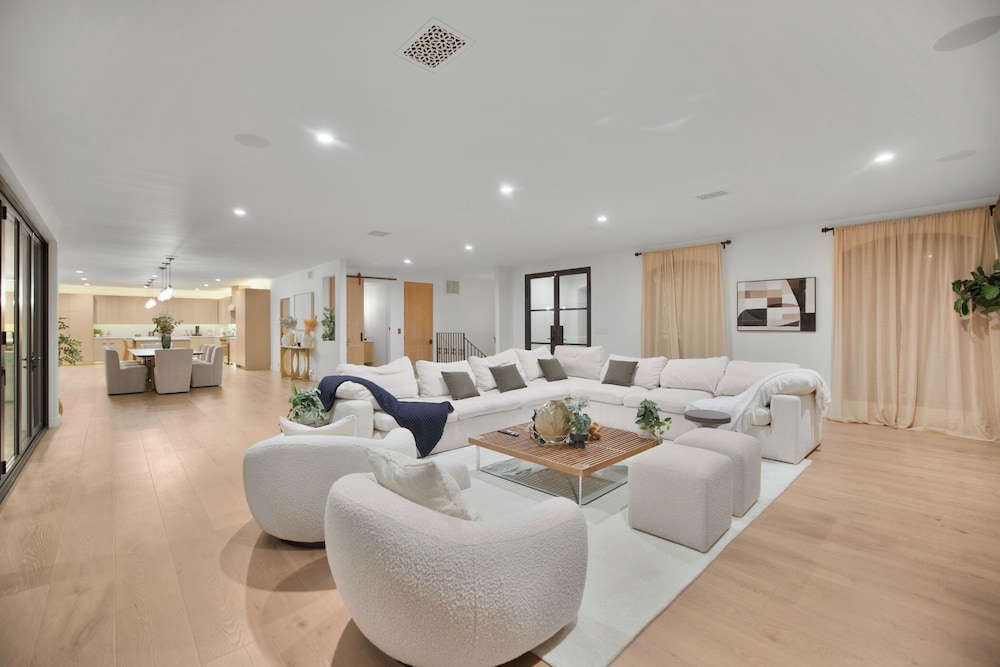 Villa Solea - Mulholland Retreat w/ Pool, Spa & Iconic LA Views