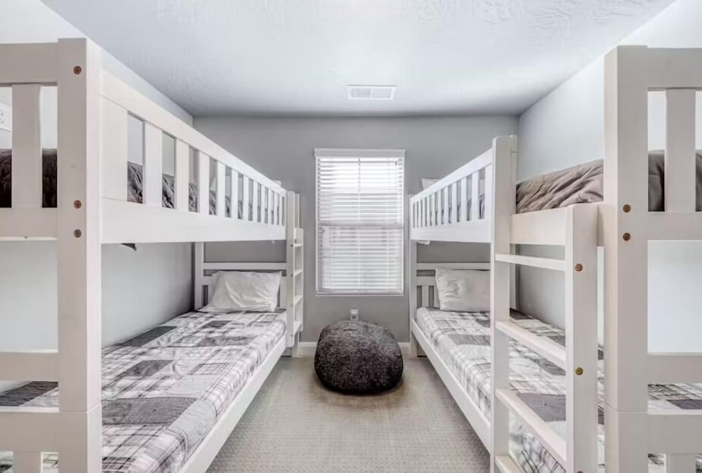The Modern Villa - Pet Friendly 3 Bedroom Townhouse