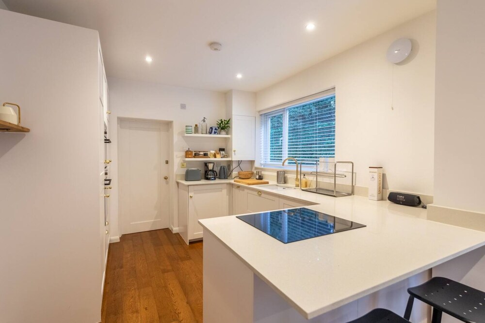 Charming 1 Bedroom Apartment in Shepherds Bush With Patio Area
