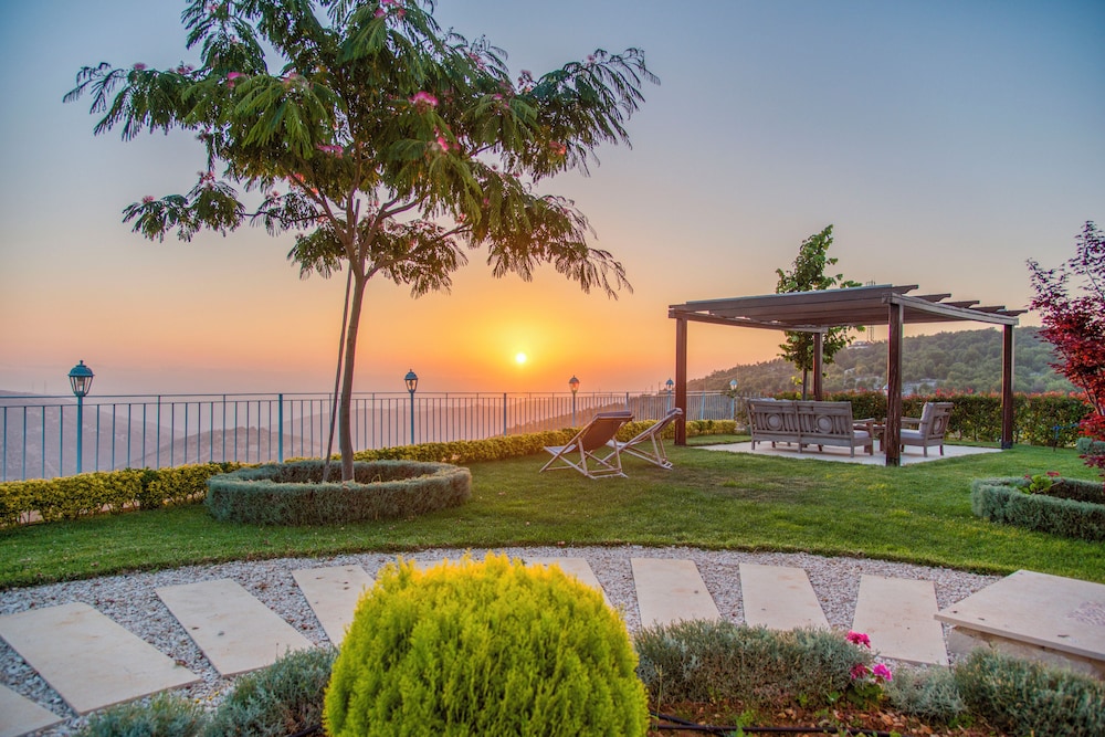 Red Oak House With Garden & Terrace in Assia, Batroun