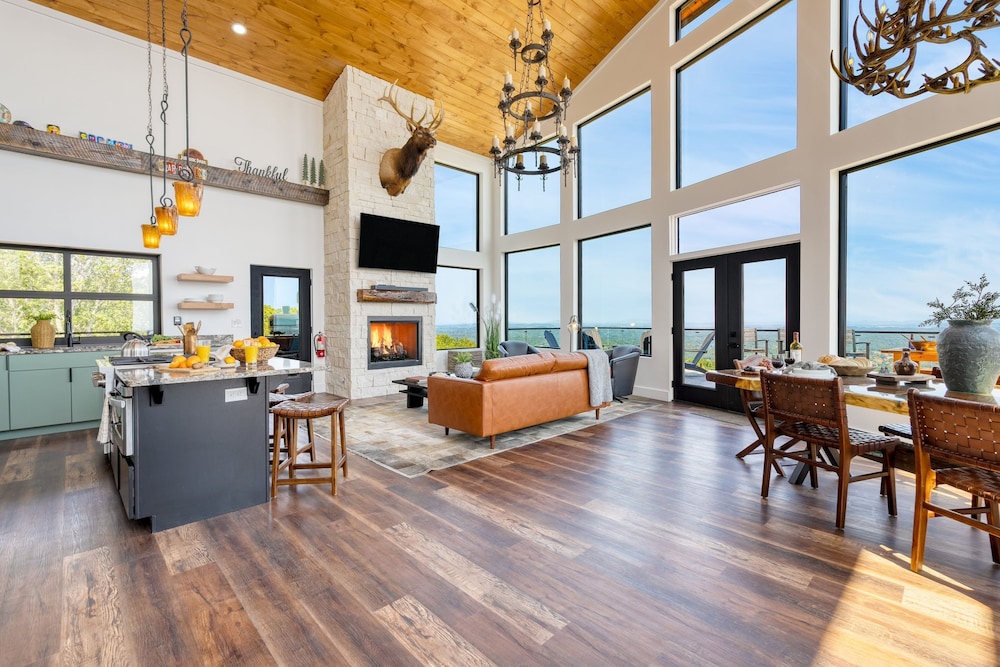 Bear Rug Inn Luxe Stays Pool Views Game Room