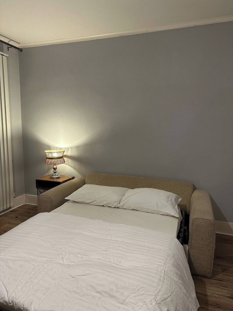 Bright Open-plan Apartment in Welling, South East London