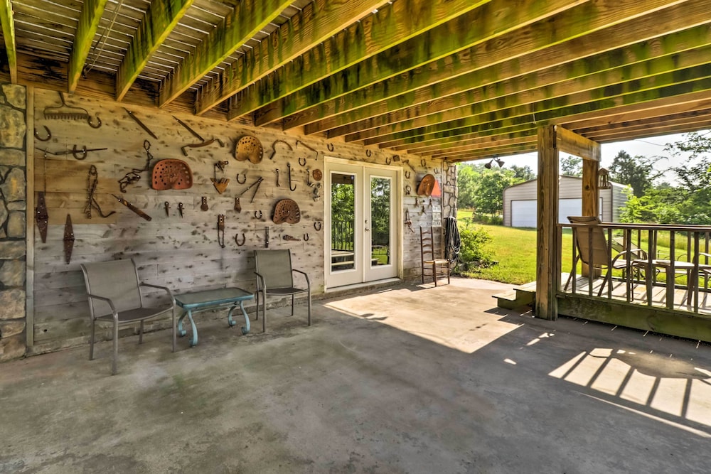 Rustic Lamar Cabin w/ Deck  Private Hot Tub - Property Image 9