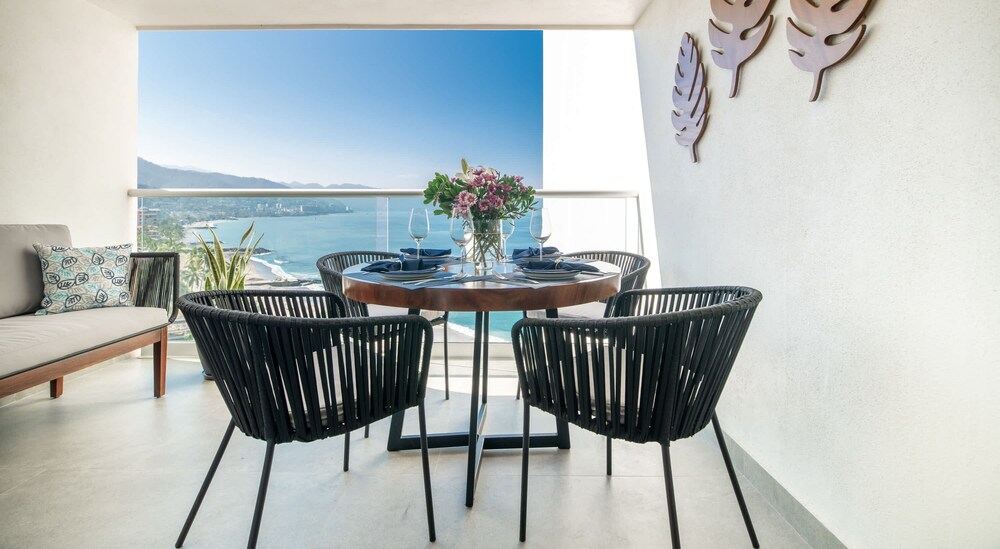 Elegant 1 BR Condo - Beachfront - Pools - King