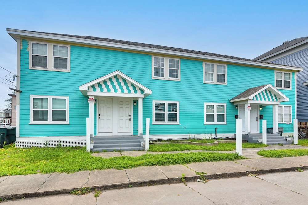 1 Mi to Historic Pleasure Pier: Galveston Home
