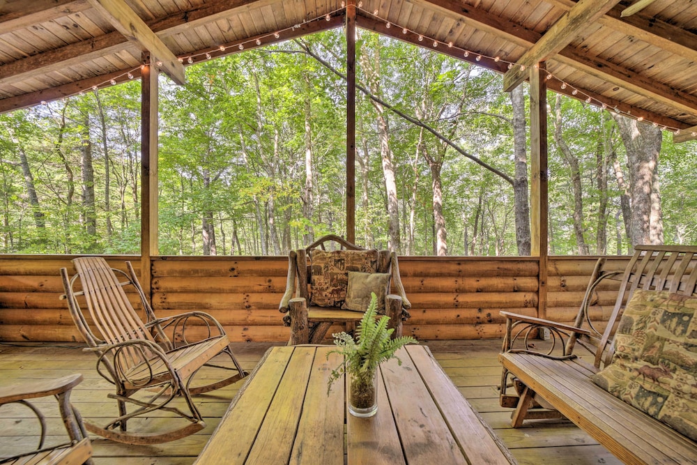 Fire Pit & Grill: Cozy Cabin in Lake Toxaway! view 2