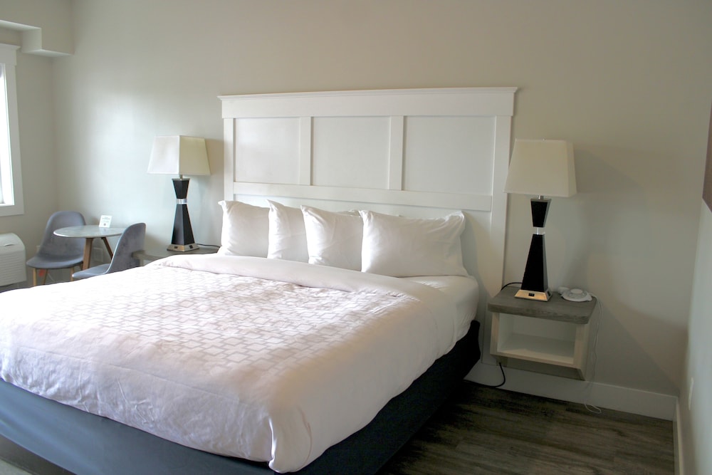 Empire Lakeshore Inn