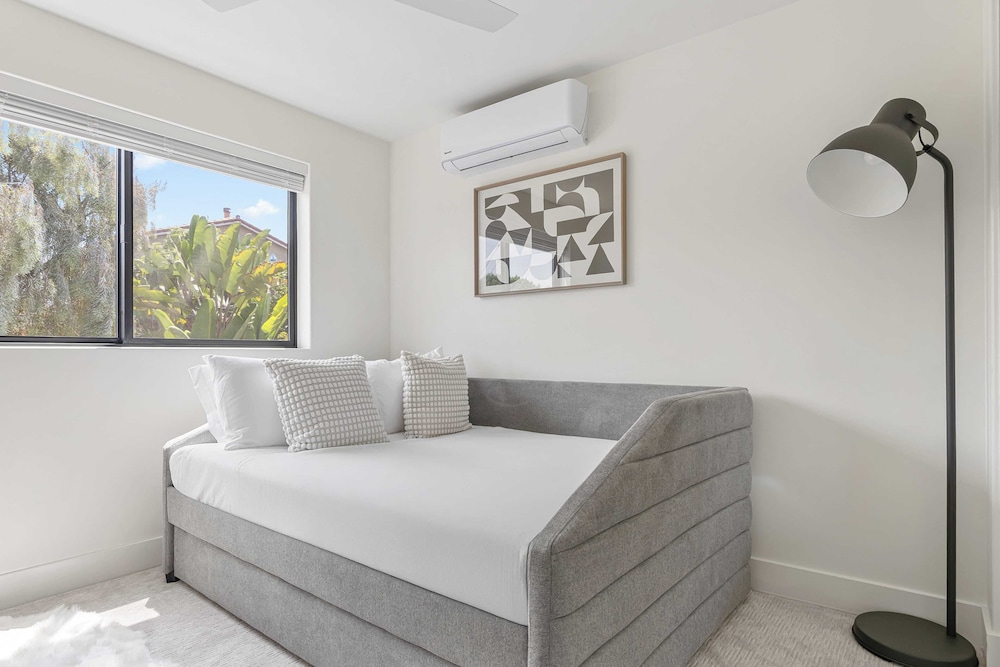 2 Homes in San Clemente by Avantstay Sleeps 26, Steps From Sunset Cliffs, Ocean Beach & Dining
