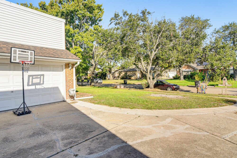 Shop & Explore: Duplex Unit 8 Mi to NRG Stadium!