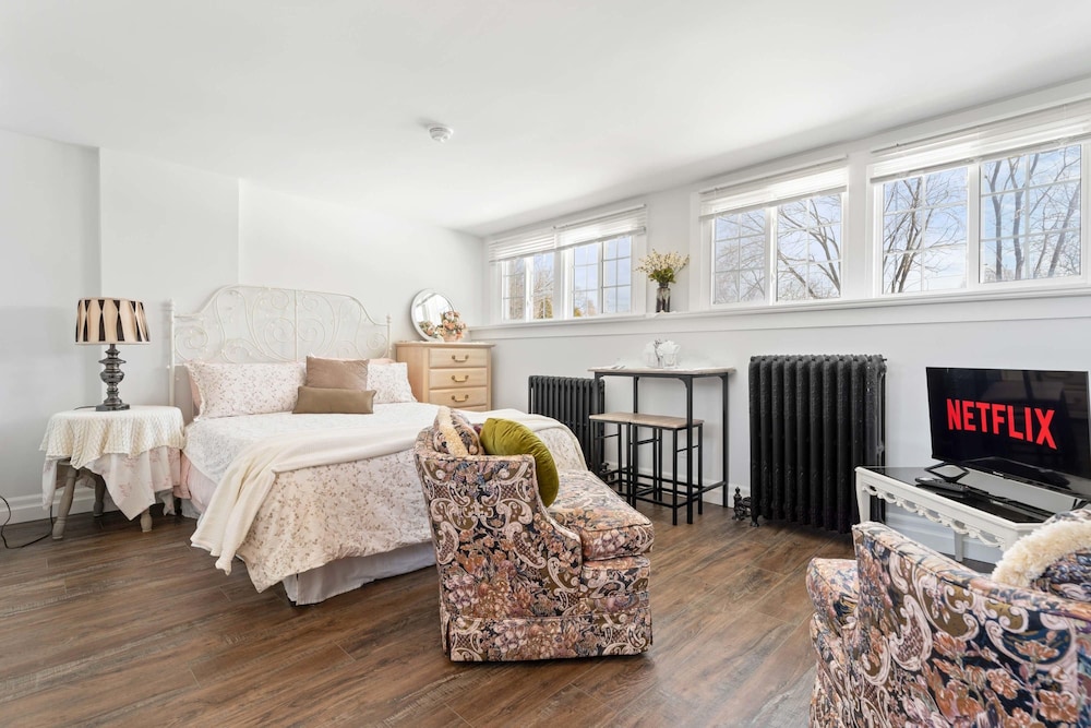 Private Studio Apartment in Burlington - U5