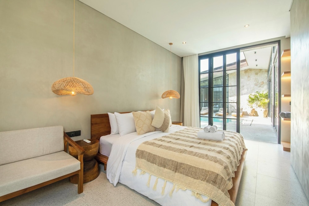 Stylish 5BR Boho Hideaway, 5 Minutes Bingin Beach