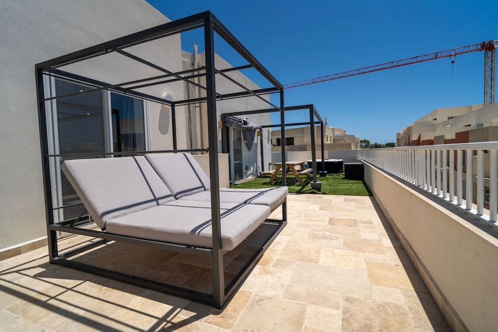 Sannat Penthouse Retreat Hot Tub Outdoor Lounge